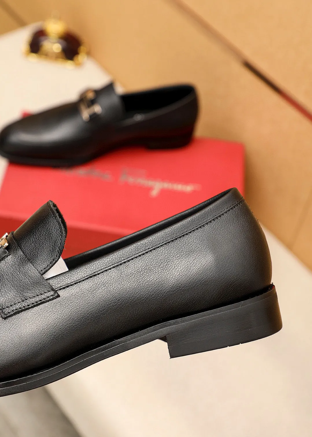 Men's shoes💰460💰 Product trademark: Ferragamo "Ferragamo" casual leather shoes Regular size: 38-44 (45🉑️customized) Product materials: Selected imported first-layer calfskin upper + luxury hardware buckle, imported water-dyed cow leather lining. Strong three-dimensional visual effect, original outsole color: 1⃣️color optional